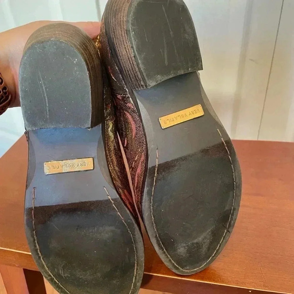 Stunning gold fabric very volatile booties size 7 - Picture 7 of 9